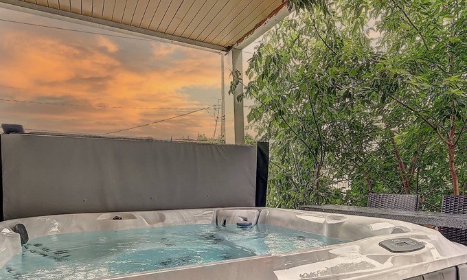 Quartier 5-4 Apartment | Antique CAT 2 King Bed Hot Tub Free Parking