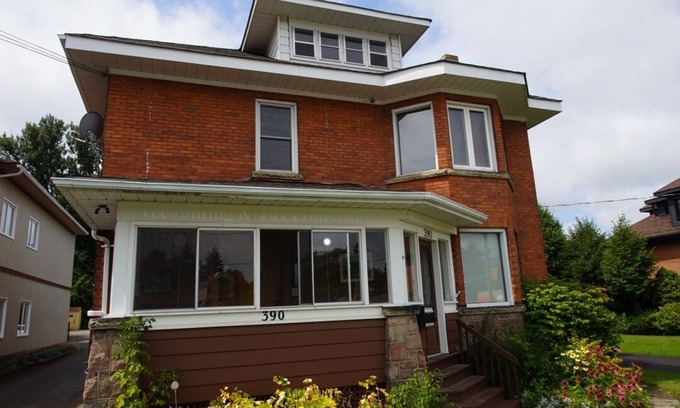 Midland House | Antique Treasure 7-rm private apartment near downtown, Luxury comfy bed