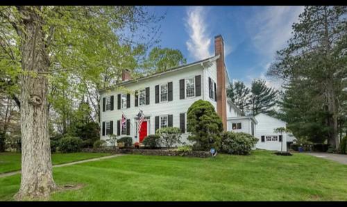Thompsonville Bed & Breakfast | Antique1242 British Bed & Breakfast
