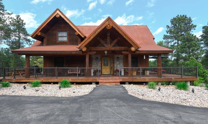 Deadwood Cabin | Antler Lodge - Gorgeous log cabin 3 miles east of