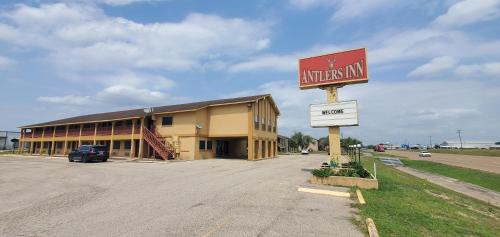 Cuero Hotel | Antlers Inn
