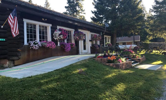 Cooke City-Silver Gate Hotel | Antlers Lodge