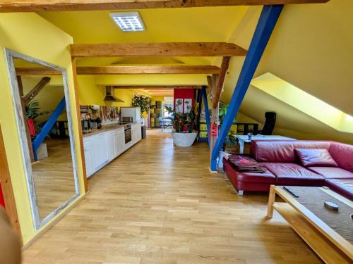 Prebuch Apartment | Anton's bunte Welt (100 m², Parkplatz, Garten und viel mehr)