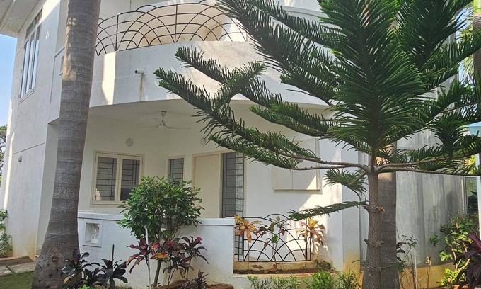 Mahabalipuram Beach Resort | Anton White Villas Resort Swimming Pool - AC Villas - Jacuzzi - Family & friends