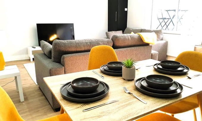 Leatherhead Apartment | AO Home Lettings - No. 2 Kingshead Apartments