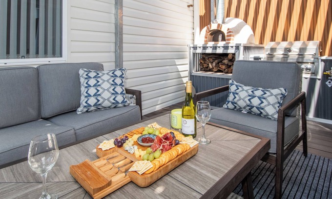 Kadena-cho House | Aotearoa House NZ Style Yomitan WiFi, AC, Full Kitchen, BBQ, Pizza Oven Outdoor
