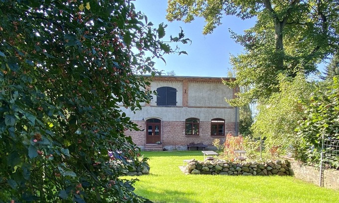 Guelzow Apartment | Apartment "Bird's Nest" with a large garden - peace and nature near the Baltic Sea
