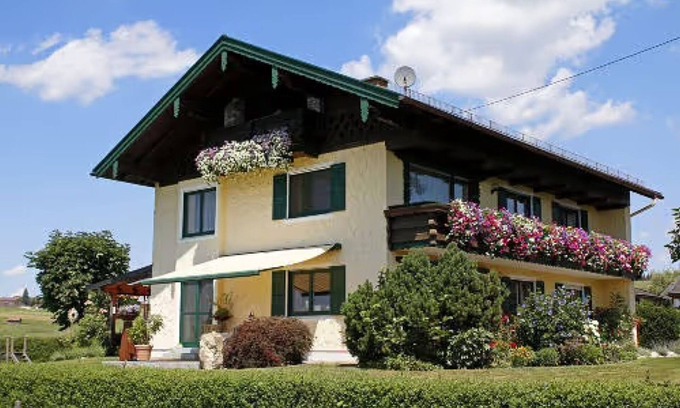 Waging am See Apartment | Apartment 'Ferienwohnung Alpenblick' with Lake View, Private Garden and Wi-Fi