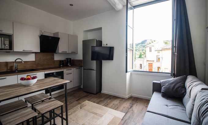 Saint-Paul-Trois-Chateaux Apartment | Apartment-Superior-Private Bathroom-Landmark view-L'Industriel