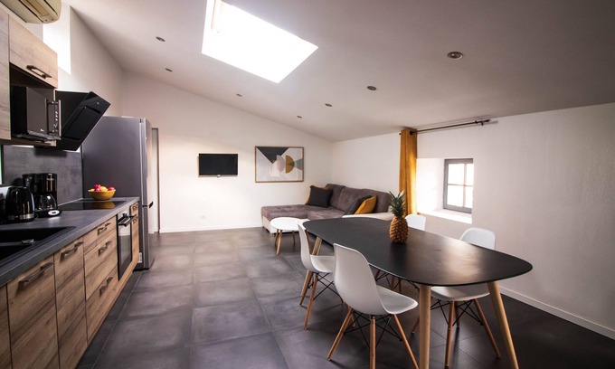 Saint-Paul-Trois-Chateaux Apartment | Apartment-Apartment-Private Bathroom-Landmark view-Le Scandinave
