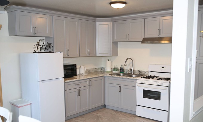 East Palo Alto Apartment | Apart#2 in 4Plex 2B/1B near to Stanford, HQ FB.