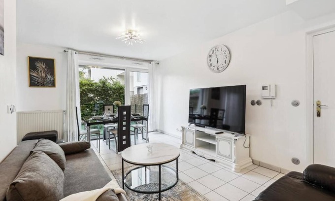 Bourgogne Apartment | Apart-Chic-Les-Ulis with terrace and parking.