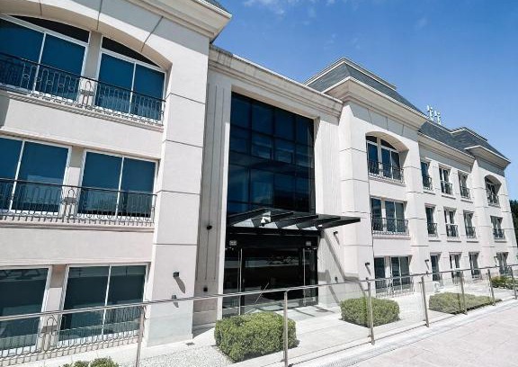 Rio Cuarto Apartment | Apart France - Un dormitorio con gim, piscina y estacionamiento