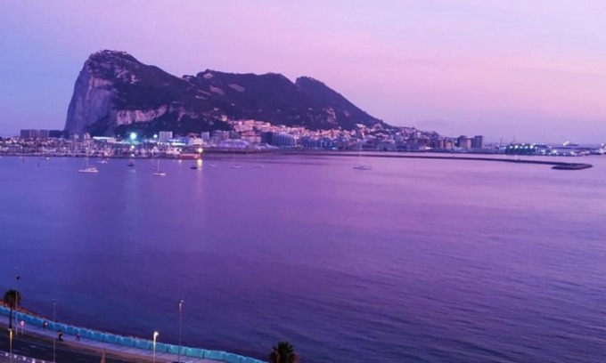 La Linea de la Concepcion Apartment | Apartamentos vista a tres continentes