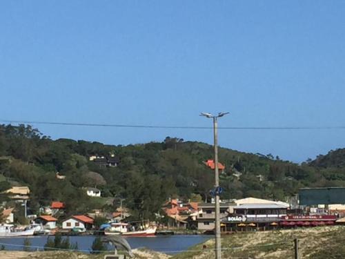 Laguna Apartment | APARTAMENTO 3 DORM., O QUINTAL É A PRAIA E MOLHES