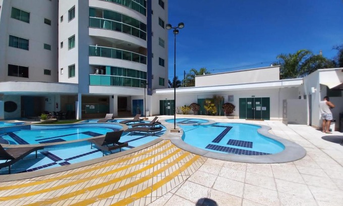 Bandeirantes Apartment | Apartamento com varanda gourmet e churrasqueira Caldas Nova