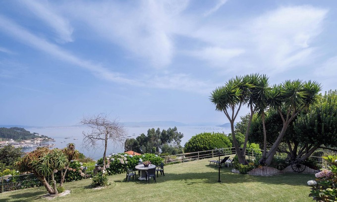 Bueu Apartment | "Apartamento con jardin en un chale" with Mountain View, Wi-Fi, Garden & Terrace