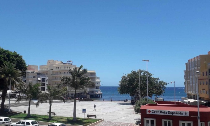 El Medano Apartment | Apartamento El Médano Vista al Mar with Sea View, Wi-Fi & Balcony