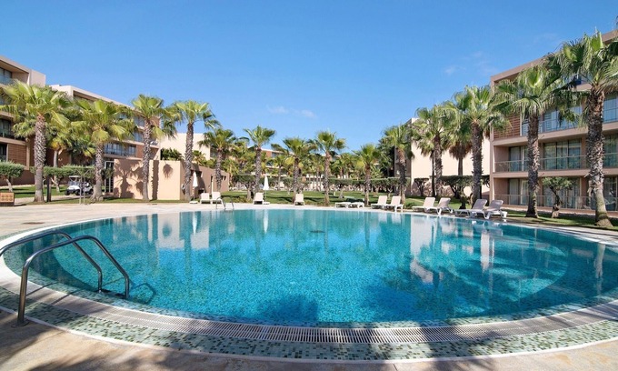 Salgados Apartment | Apartamento Salgados Sol e Sal with Pool, Wi-Fi, A/C & Garden