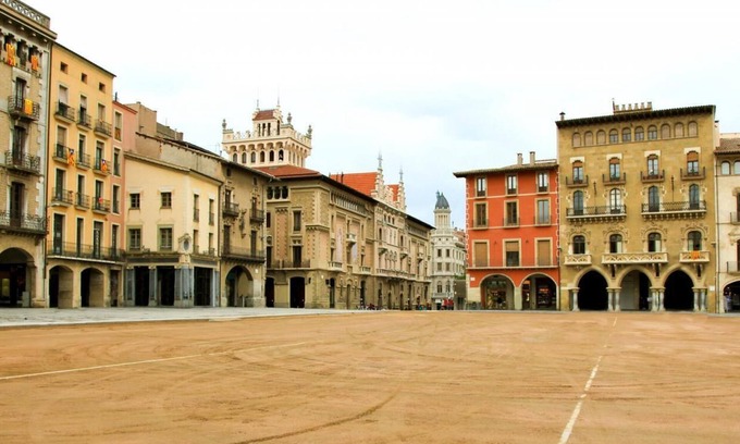 Vic Condo | Apartaments Vicus 2 with views of the Plaza Mayor de Vic