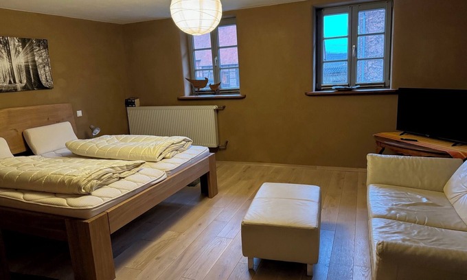 Schoneberg Apartment | Apartment 'Schöneberger Bauernhof - Hühnerhaus' with Shared Garden and Wi-Fi