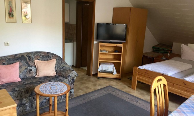 Endingen am Kaiserstuhl Apartment | Apartment '5' with Shared Garden, Balcony and Wi-Fi
