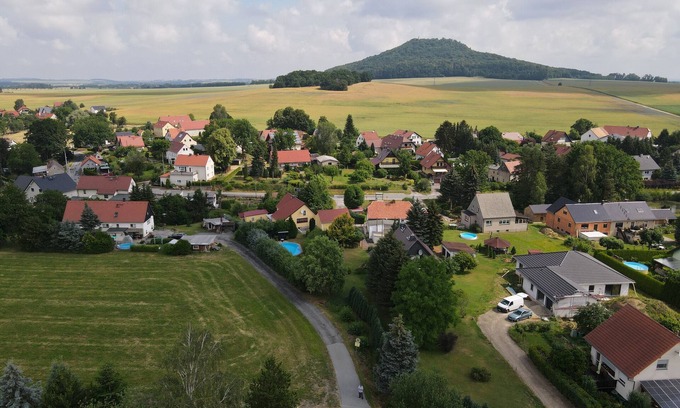 Markersdorf Apartment | Apartment 'Ferienwohnung Sonnenblume 1' with Mountain View, Balcony and Wi-Fi