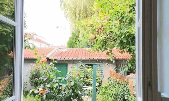 Le Chesnay Apartment | Apartment with its own garden, very serene.