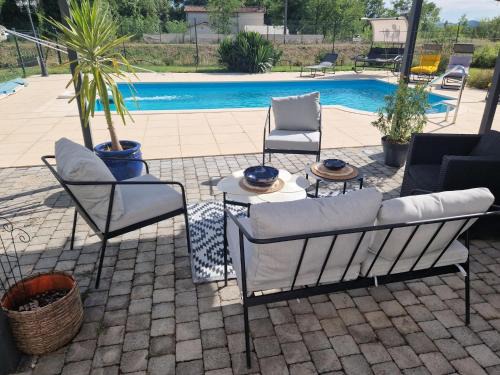 Saint-Hilaire-de-Brethmas Apartment | Apartment with swimming pool, wifi