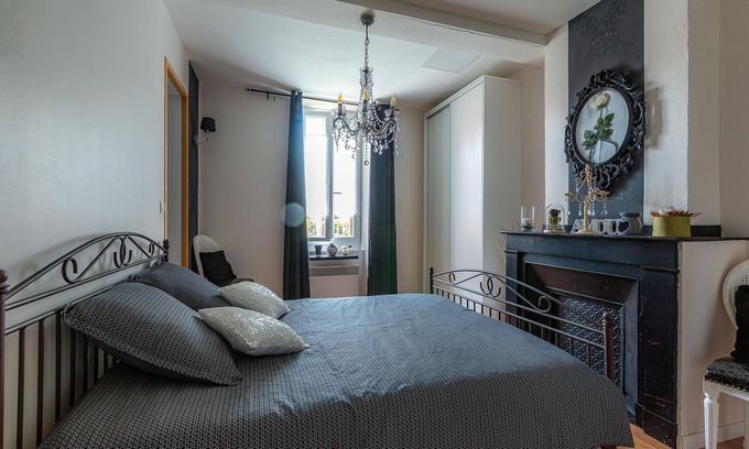 Villeneuve-les-Montreal Bed & Breakfast | Apartment 'Baroque' with Balcony, Wi-Fi and Air Conditioning - Villeneuve-lès-Montréal