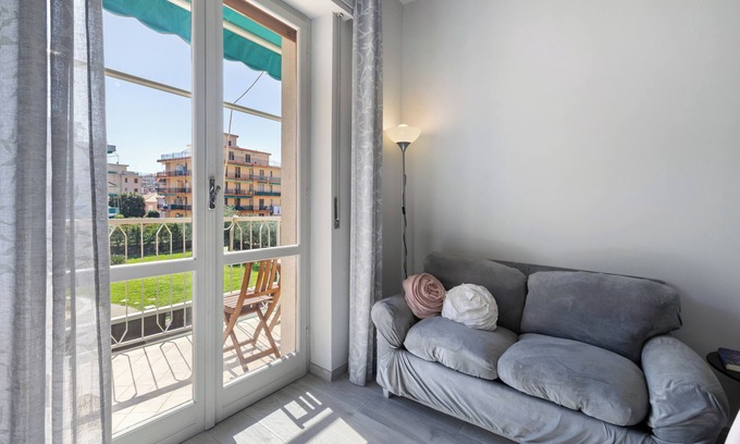 Borghetto Santo Spirito Apartment | Apartment 'Giaely' with Balcony and Air Conditioning