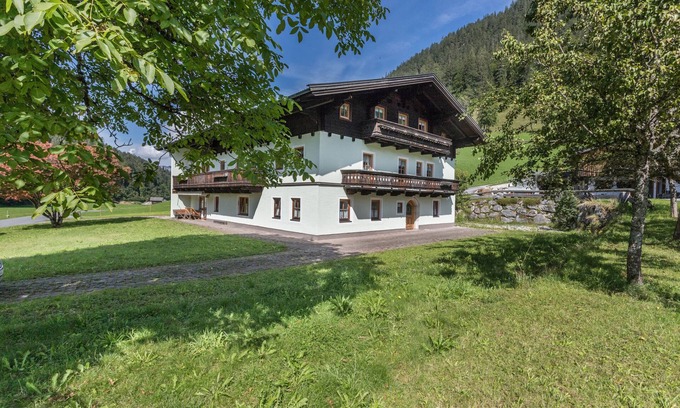 Sankt Martin bei Lofer Apartment | Apartment 'Spielberg' with Mountain View, Shared Garden and Wi-Fi