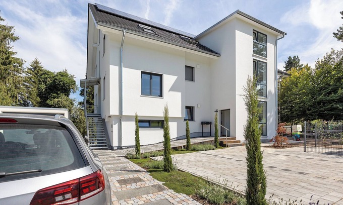 Rielasingen-Worblingen Apartment | Apartment 'Studio Im Grünen Und Bodenseenähe' with Private Garden and Wi-Fi
