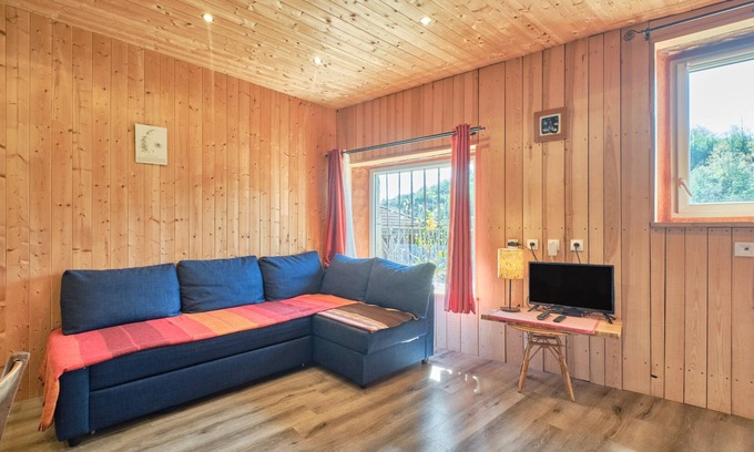 Saint-Antoine-l'Abbaye Apartment | Apartment 'De La Maroquinerie' with Wi-Fi