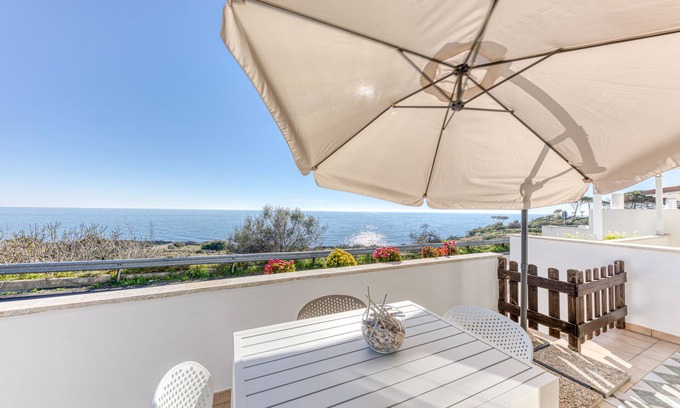 Marina San Gregorio Villa | Apartment 'Villetta Del Cuore' with Sea View, Wi-Fi and Air Conditioning