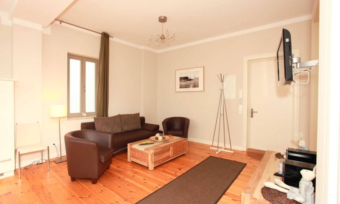 Warnemuende Apartment | Apartment 2 - Apartment in the city villa (TD)