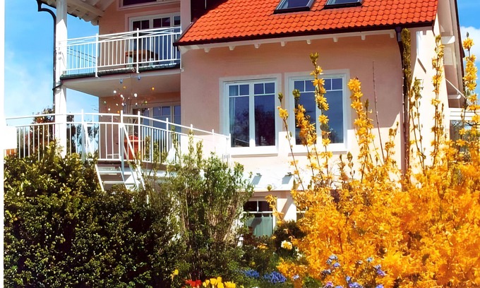 Unteruhldingen Apartment | Apartment '2-Zimmer' with Private Terrace, Shared Garden and Wi-Fi