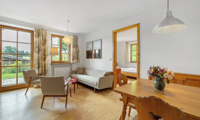 Seeshaupt Apartment | Apartment '3 Zimmer' with Private Terrace, Shared Garden and Wi-Fi
