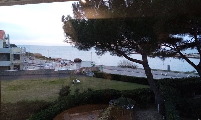 Martigues Apartment | Apartment 32 m² in CARRO 4 persons sea view 100 meters from the beach