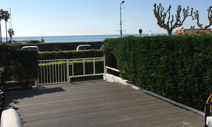 Golfe Juan Apartment | Apartment 34 m² cabin bedroom GOLFE JUAN