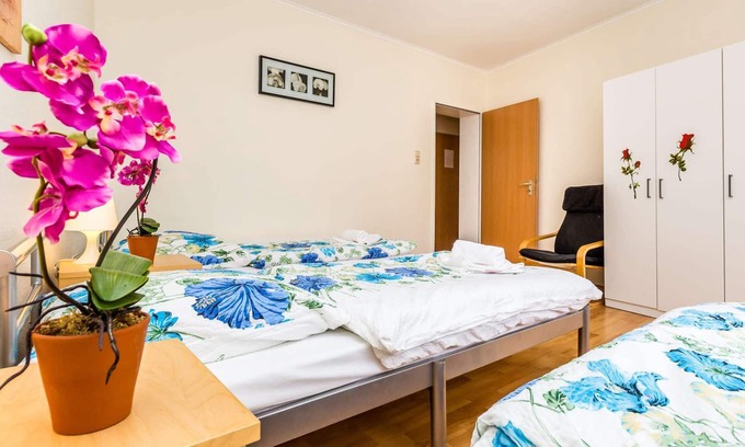 Muelheim Apartment | Apartment 3rd floor (W7) - 2x bedrooms - 6x single beds - kitchen - living room