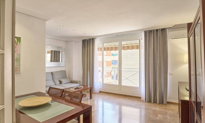 Puente Genil Apartment | Apartment '5 Caballeros' with Balcony, Wi-Fi and Air Conditioning