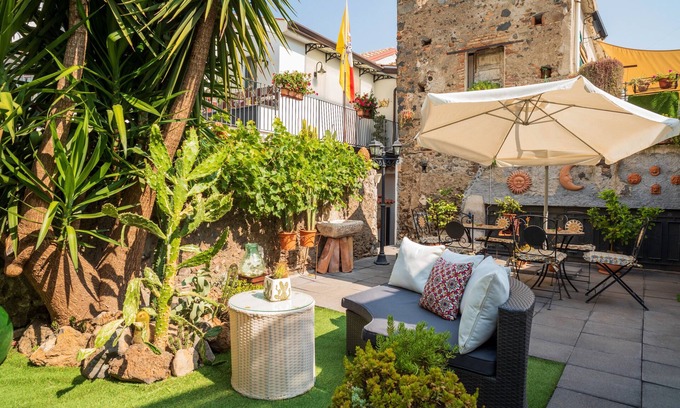 Fiumefreddo di Sicilia Apartment | Apartment 'A Ugghia' with Private Garden, Wi-Fi and Air Conditioning