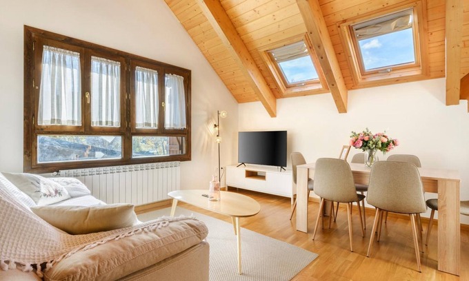 Escarrilla Apartment | Apartment 'A10 De Formigal' with Mountain View, Balcony and Wi-Fi