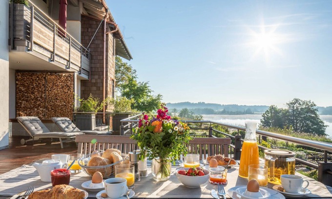 Pelham Apartment | Apartment 'Alpa-Art' with Lake View, Private Terrace and Wi-Fi