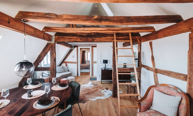 Gleisweiler Apartment | Apartment "Altes Pfarrhaus - Galerie" with Shared Terrace & Wi-Fi