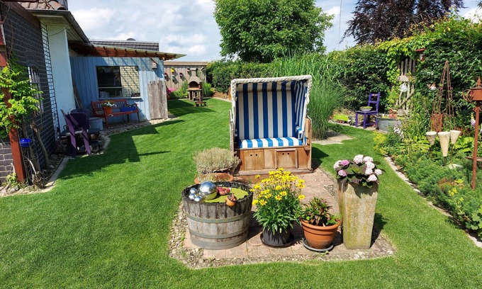 Varel Condo | Apartment and more . Creative garden with fire pit and barbecue