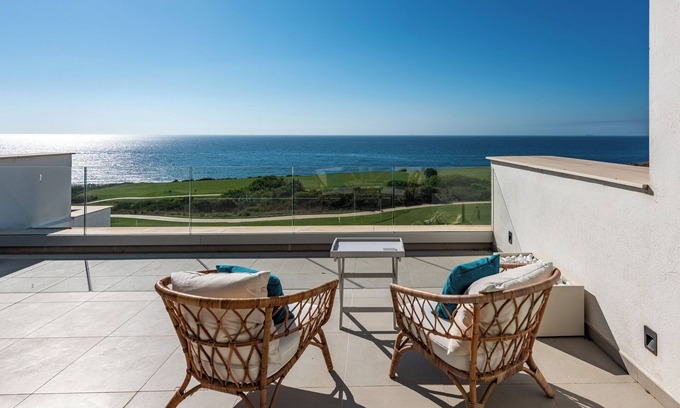 San Roque Apartment | Apartment 'Apartamento Links Il' with Sea View, Wi-Fi and Air Conditioning