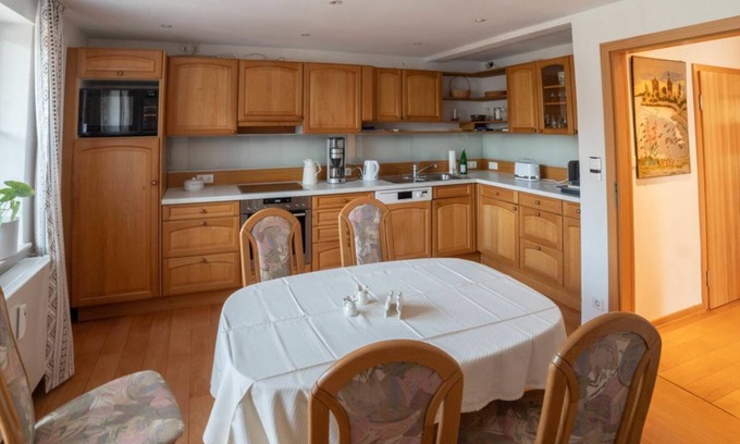 Neuenheerse Apartment | Apartment/apartment, shower and bath, WC, balcony - Ferienwohnung Am Waldrand