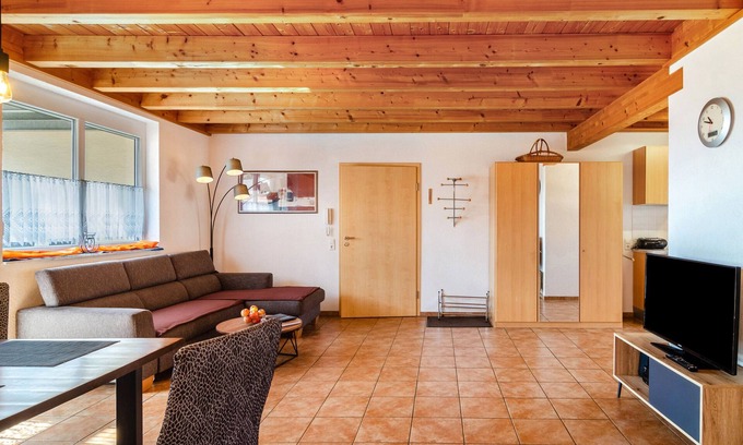 Stockach Apartment | Apartment 'Apfelschnitz' with Shared Garden, Balcony and Wi-Fi